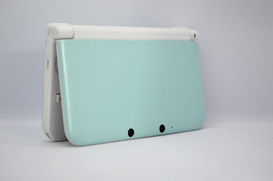 Nintendo 3DS XL حصري لليابان (أخضر فاتح)